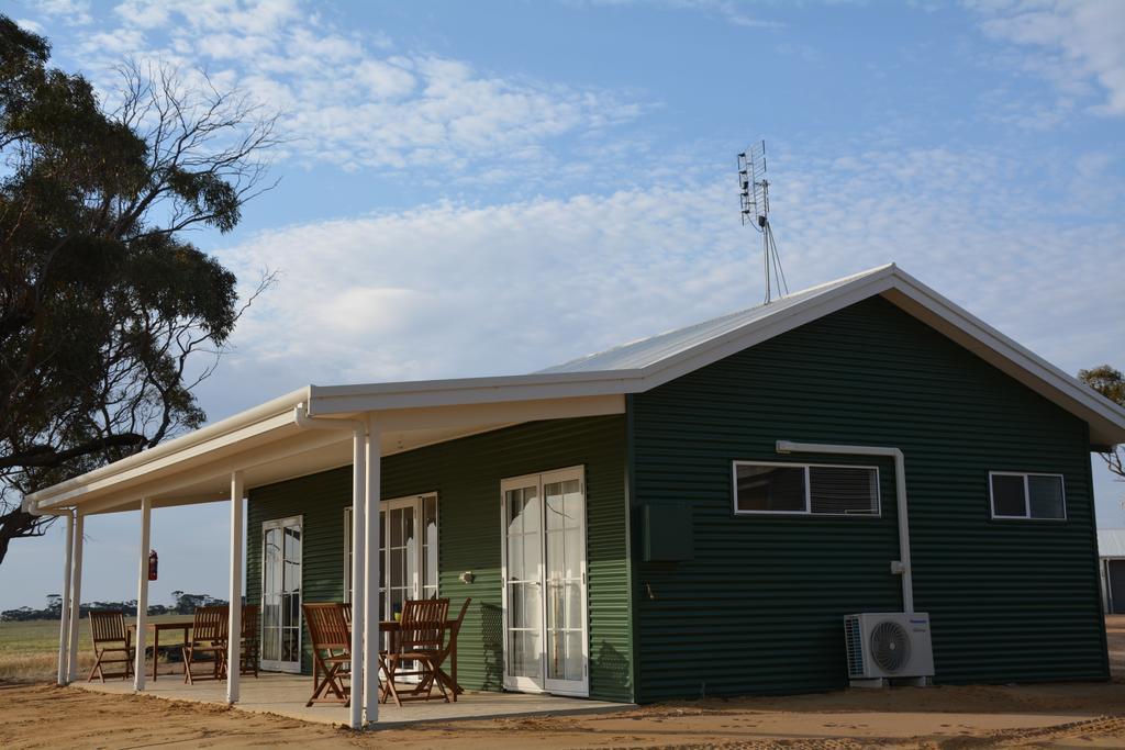 Mary'S Farm Cottages Kukerin Bagian luar foto