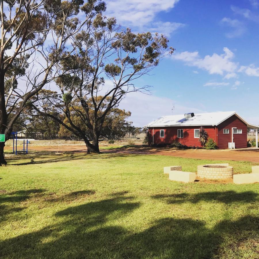 Mary'S Farm Cottages Kukerin Bagian luar foto