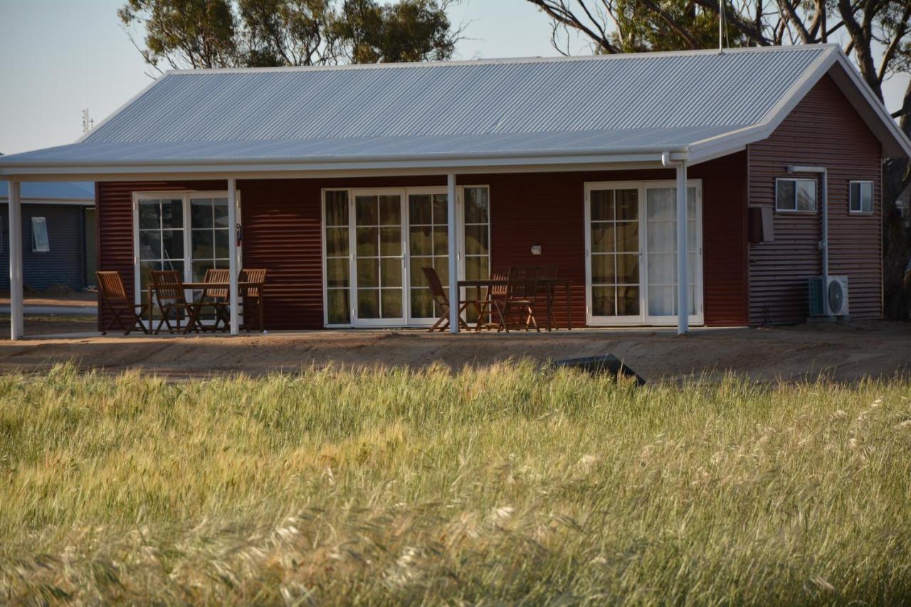 Mary'S Farm Cottages Kukerin Bagian luar foto